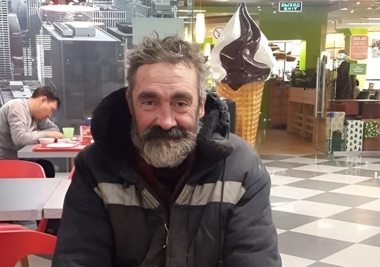 Bezdomovci dala najíst laskavá servírka. Dívka netušila, jaké překvapení ji čeká