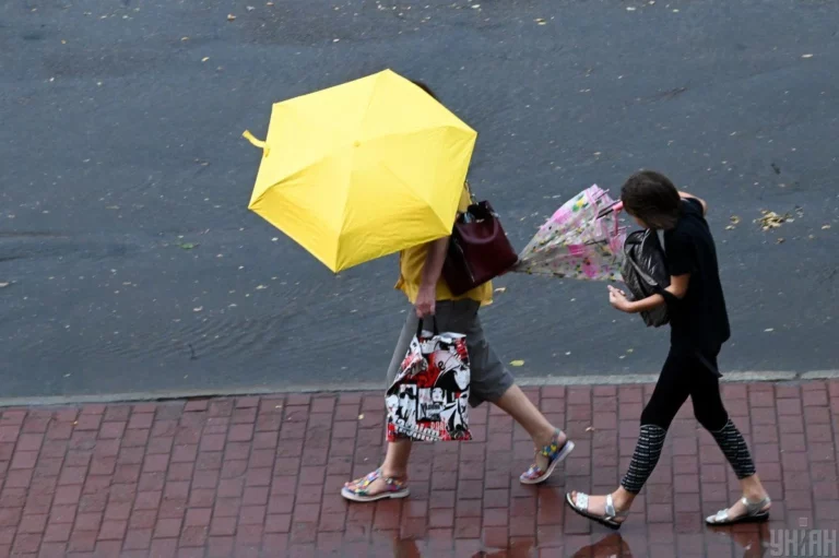 Déšť jen tak nepřestane. Meteorologové vydali další varování