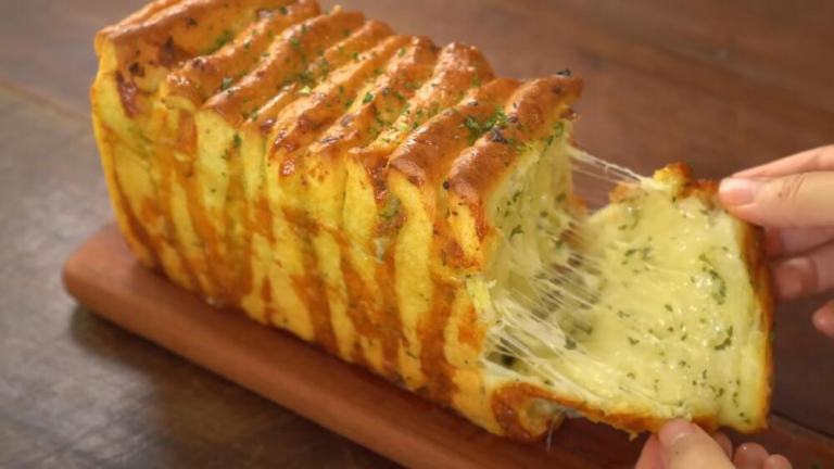 Měkký domácí chléb s mozzarellou a česnekem je tak dobrý, že se dá jíst bez ničeho, a jeho příprava je snadná a rychlá