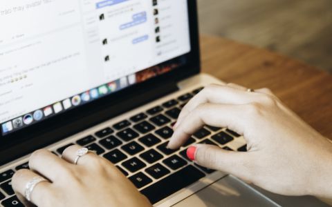 Facebook začíná cenzurovat kritiku Kamaly Harris: Co se děje v zákulisí?
