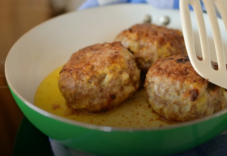 Babička si vzpomněla na tento recept – Domácí smažené karbanátky, jak se připravovaly