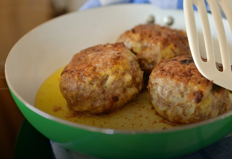 Babička si vzpomněla na tento recept – Domácí smažené karbanátky, jak se připravovaly