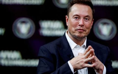 Elon Musk představil robotické taxi (FOTKY)