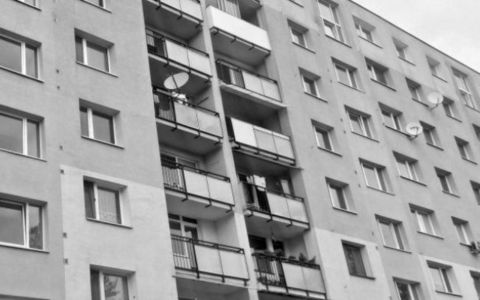 Tragédie na sídlišti: Čtyřletá holčička vypadla z okna čtvrtého patra