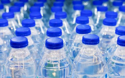 Chemikálie v balené vodě nalezeny ve více než 99 % vzorků po celém světě, včetně Evropy