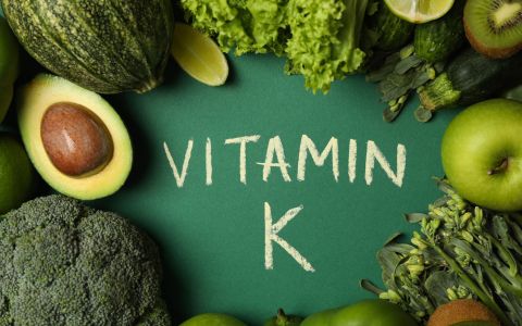 Potraviny bohaté na vitamín K: Klíč k pevným kostem a zdravému metabolismu