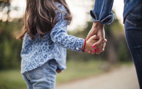 16 frází od matek, které mohou proměnit šťastné děti v nešťastné dospělé