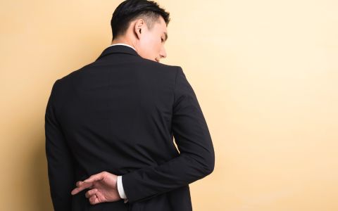 5 gest, která okamžitě odhalí lháře