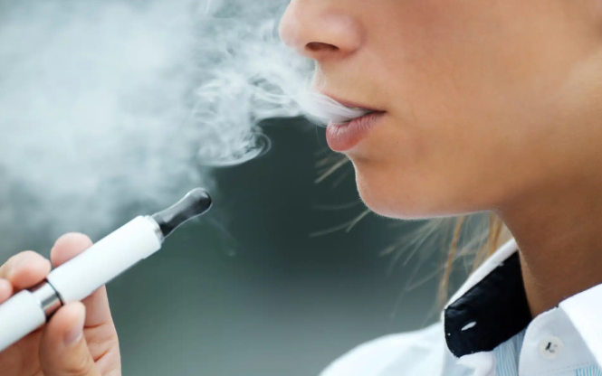 Vědci odhalili nejnebezpečnější příchuť elektronických cigaret