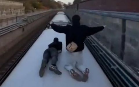Tragická zpráva: Zemřel i druhý mladík (†18) zraněný při jízdě na střeše metra