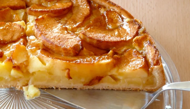 Smíchejte mouku a krupici, přikryjte vrstvou jablek a vložte do trouby: nejjednodušší recept na jablečný koláč-nejsou nutná žádná vejce