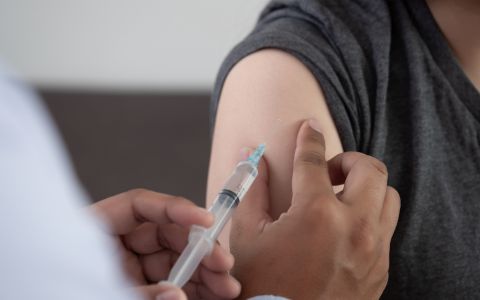 Odborníci varují: Očkování je nyní důležité i pro mladé a zdravé