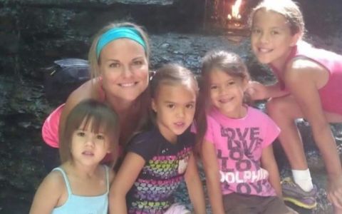 Skutečné přátelství: Žena adoptovala čtyři dcery své zesnulé kamarádky