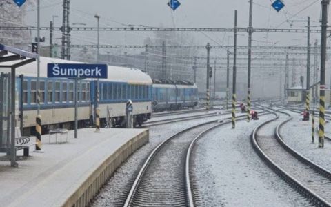 První sníh v Česku: Neobvyklé „průmyslové sněžení“ v Šumperku!