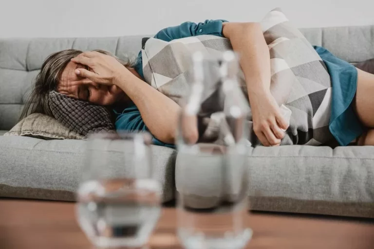 Zřeďte 1 lžíci ve sklenici teplé vody – a kocovina bude pryč: osvědčené lidové recepty, které vám pomohou překonat těžké ráno