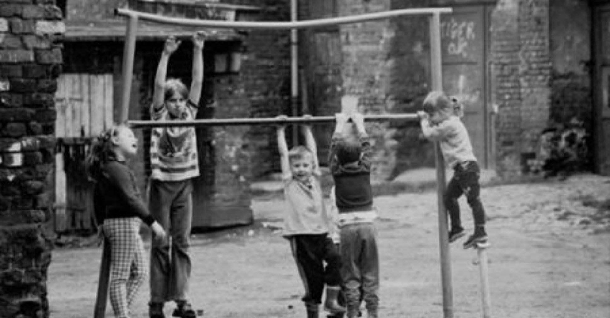 Někteří lidé, kteří vyrůstali za socialismu, si myslí, že jejich dětství bylo lepší než to dnešní. Domnívají se, že tehdejší doba měla pro běžný život určité výhody