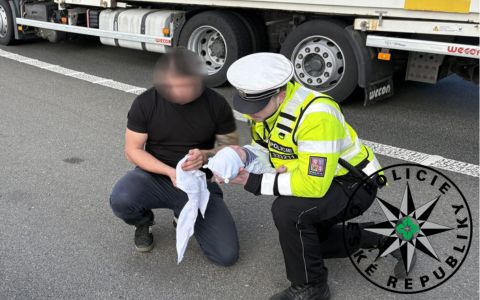 Zázrak na dálnici: Policista zachránil život měsíčnímu miminku přímo uprostřed provozu