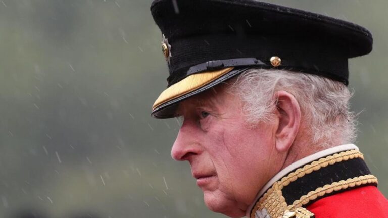 Těsně po půlnoci vydal Buckinghamský palác naléhavé prohlášení. Zoufalství v královské rodině