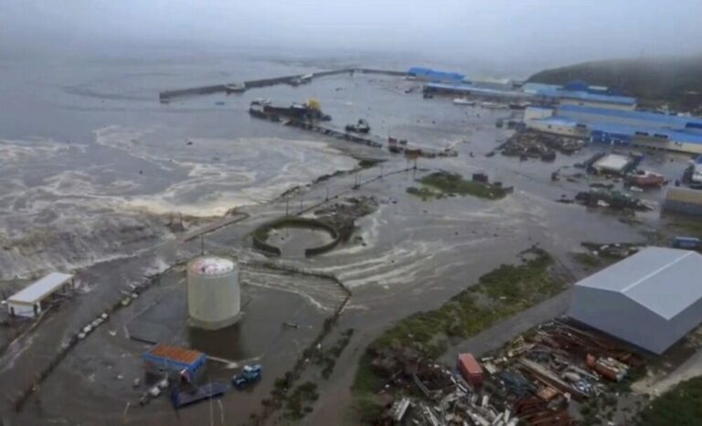 DĚSIVÉ ZÁBĚRY Z RUSKA! Kamčatku Pohltila Gigantická TSUNAMI! Všechno Je Pod Vodou, Města Zmizela! Zranění Přibývají, Svět V Šoku
