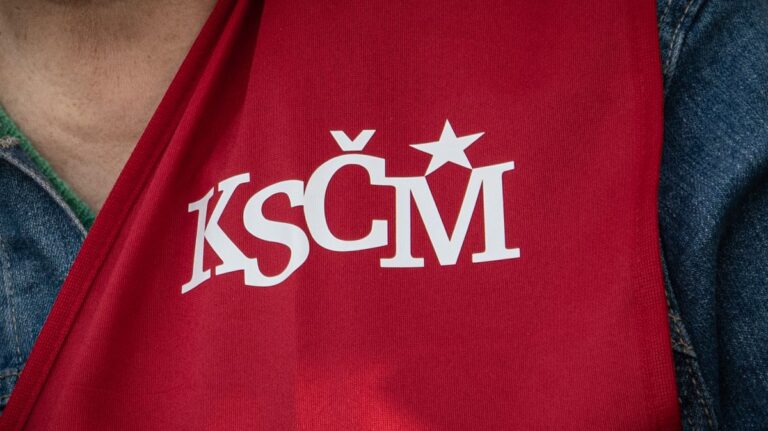 Čeští komunisté uvízli na cestě z Ruska: Lotyšsko je odmítlo vpustit do země