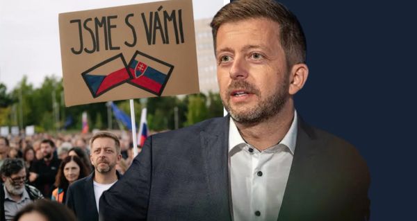 Český ministr v Bratislavě překvapil: Vít Rakušan se objevil mezi demonstranty s transparentem