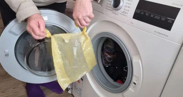 Hoďte do pračky igelitový sáček – prádlo bude zářivě čisté a zbaví se i nežádoucích nečistot