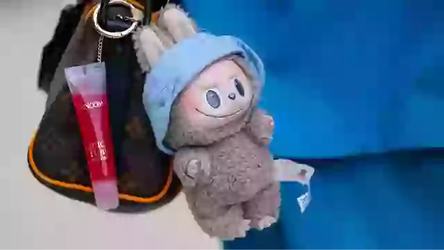 ŠOKUJÍCÍ PRAVDA O VIRÁLNÍ HRAČCE! Lidé PÁLÍ své panenky Labubu po odhalení zlověstné konspirační teorie! Ale je tu ještě jedno SKRYTÉ NEBEZPEČÍ, o kterém nikdo nemluví!