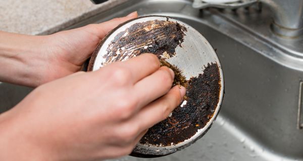Jak vyčistit i tu nejzašlejší pánev: Trik hospodyněk, který funguje bez drhnutí