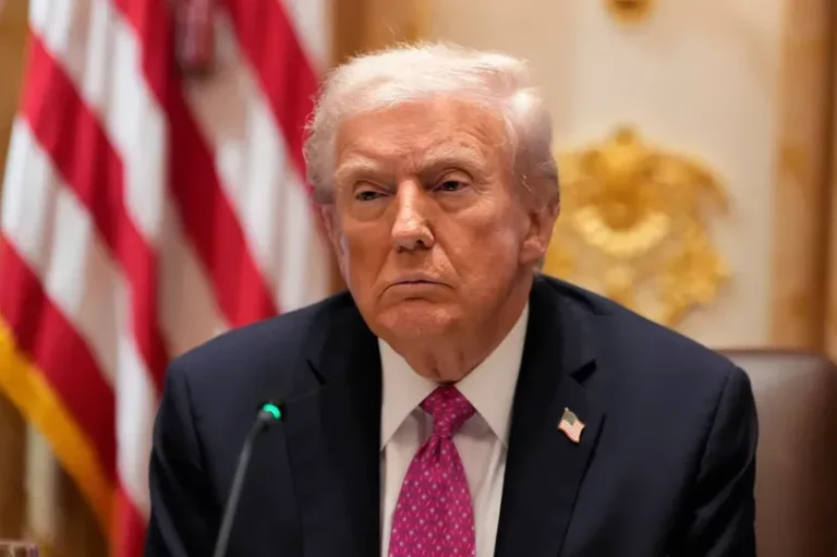 JEDINÝ DETAIL, KTERÝ ODHALIL VŠE! Bílý dům mlčí, ale TOTO je NEJVĚTŠÍ TAJEMSTVÍ Trumpova zdraví!