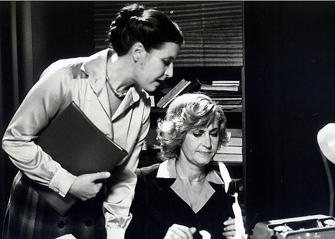 Viera Strnisková a Jana Ravingerová se společně objevily v inscenaci „Hodina zažínání svící“ z roku 1980.