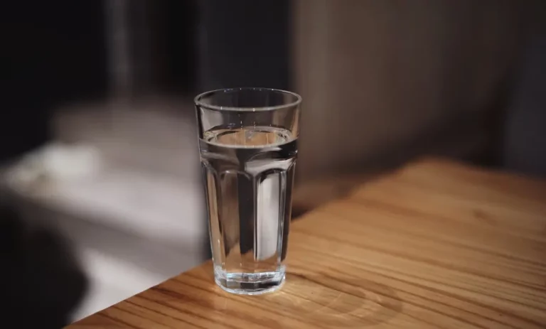 Vypijte TOHLE každé RÁNO: Voda s TÍMTO Kořením Mění Tělo Před Očima! Vědecké Tajemství Hubnutí!