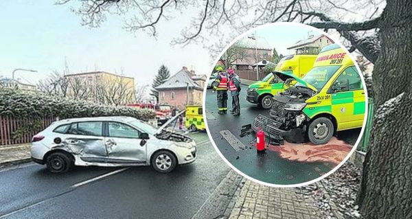Drama na chebské křižovatce: Sanitka bez houkačky narazila do auta, to pak vjelo přímo mezi děti