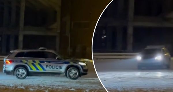 Pokuty rozdávají, sami driftují: Policisté na Strahově se proháněli na sněhu