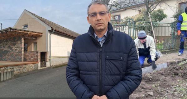 To se jen tak nevidí: Starosta slovenské obce dal do jejího rozvoje 40 tisíc eur z vlastního