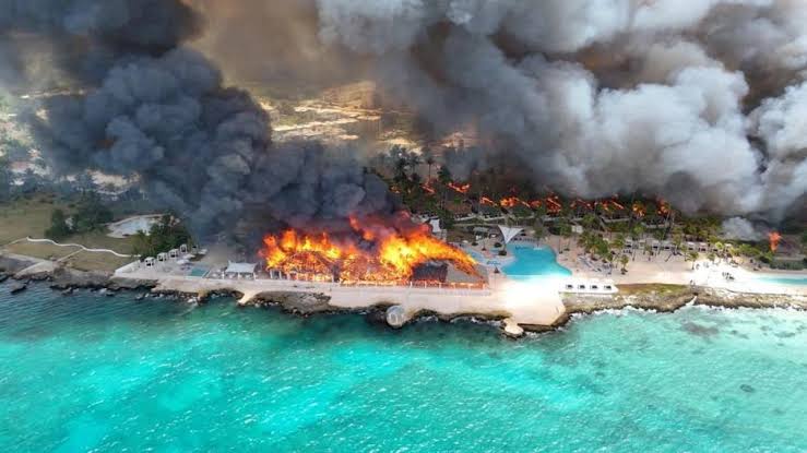 Dovolenkový ráj zachvátilo peklo. Luxusní resort v plamenech, turisté prchali o život