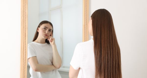 Když se podíváme do zrcadla a vidíme jen chyby: Tenhle pocit zná víc lidí, než si myslíte