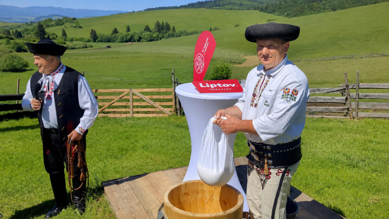 Na Liptově začalo léto tak, jak ho lidé milují: poctivou májovou bryndzou
