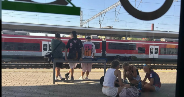 Vlak se změnil v rozpálenou past. Cestující na trase Bratislava–Košice popisují kolapsy i bezradný personál