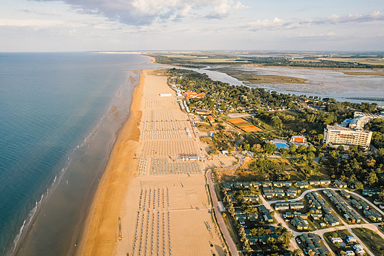 Na pláži v Bibione zemřel slovenský turista. Jeho manželka po tragické zprávě zkolabovala