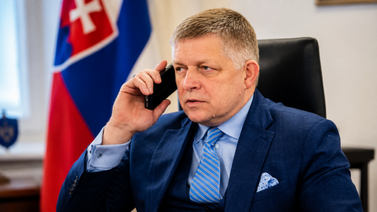 Robert Fico překvapil zaměstnance Mochovců. Spontánně mu daroval hodinky za více než 53 tisíc korun