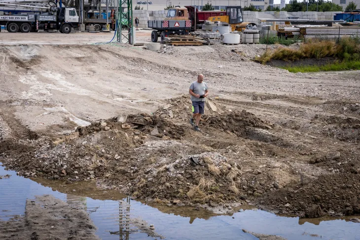 Odpadový byznys na Slovensku budí vášně: Toxické jezero, sporný stroj a výhrůžky novinářům