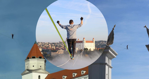 Nad Bratislavou bojuje o nový rekord: Jaan Roose kráčí 100 metrů nad zemí po popruhu širokém necelé dva centimetry